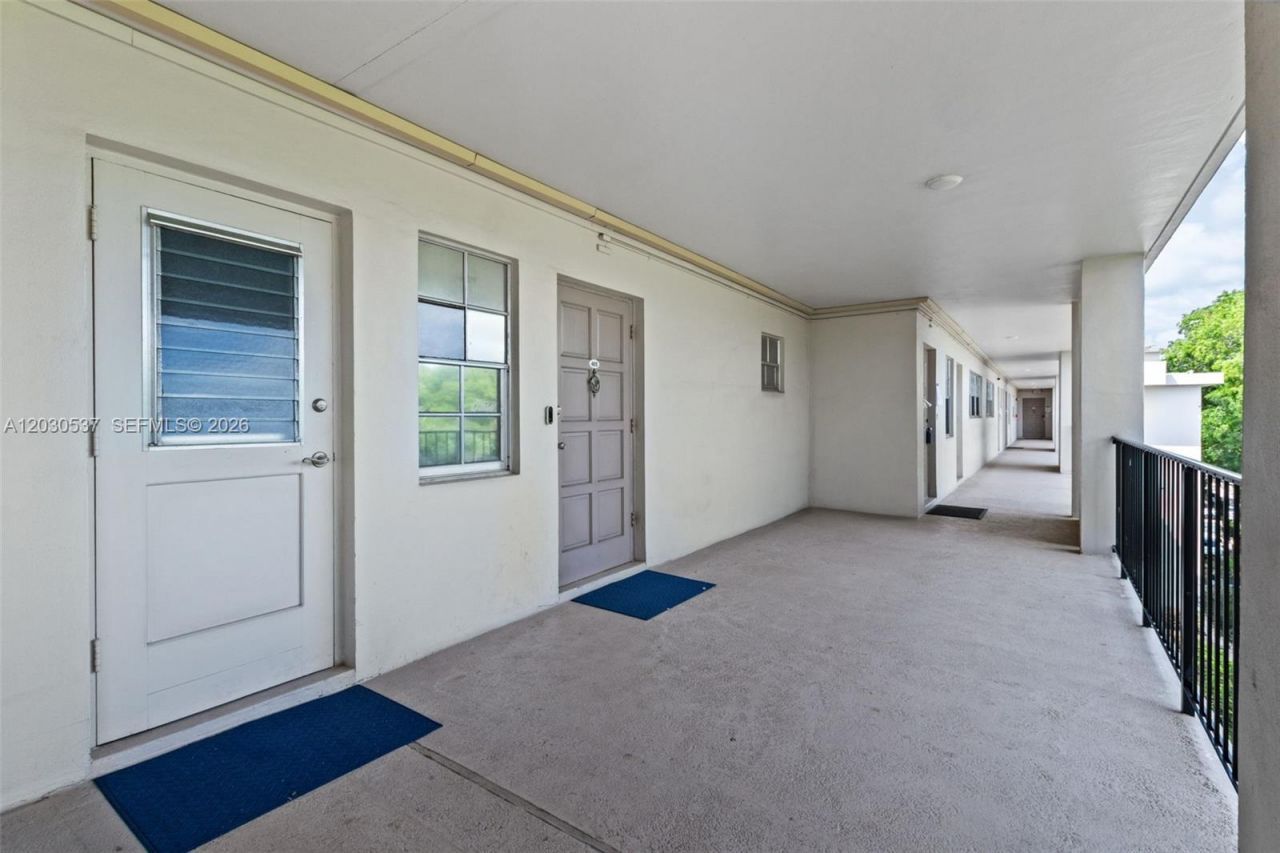 2800 N Palm Aire Dr , Unit 405, Pompano Beach, FL 33069 Photo