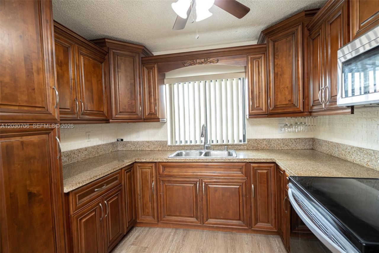 2740 W 62nd Pl , Unit 201, Hialeah, FL 33016 Photo