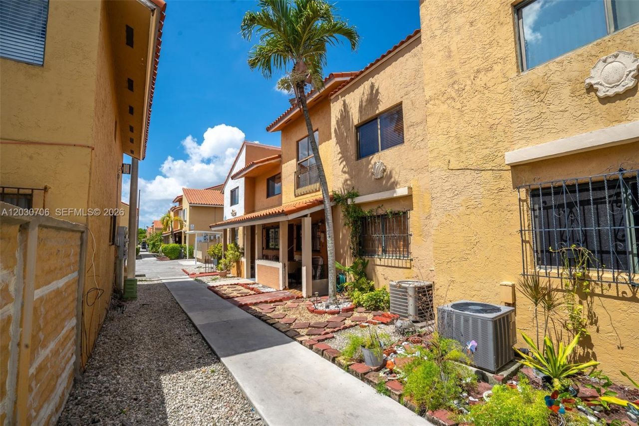 2740 W 62nd Pl , Unit 201, Hialeah, FL 33016 Photo