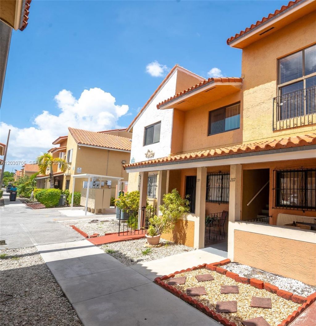 2740 W 62nd Pl , Unit 201, Hialeah, FL 33016 Photo