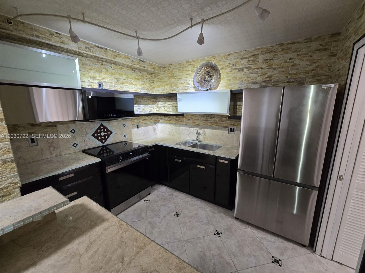 900 NE 195th St , Unit 215, Miami, FL 33179 Photo