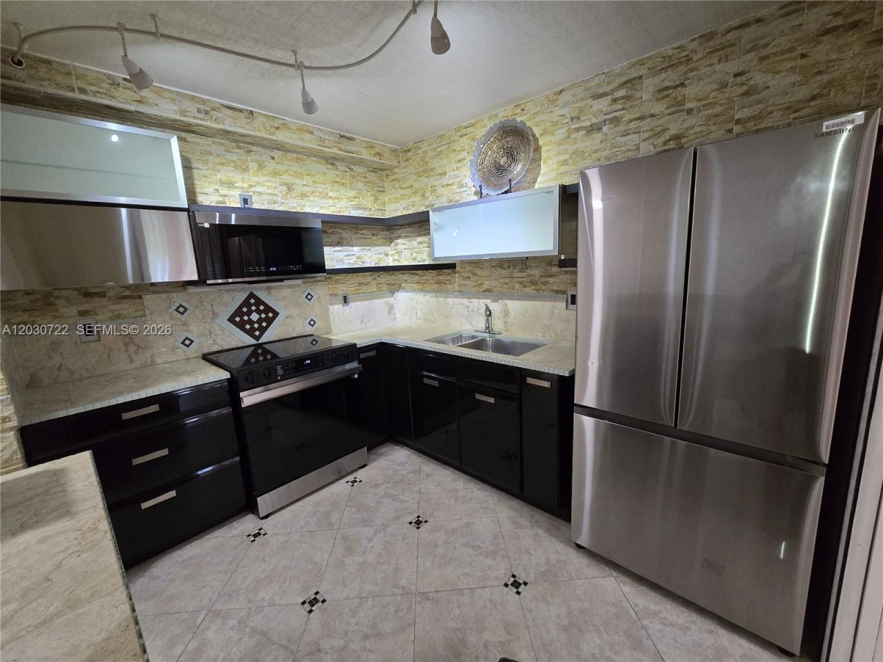 900 NE 195th St , Unit 215, Miami, FL 33179 Photo