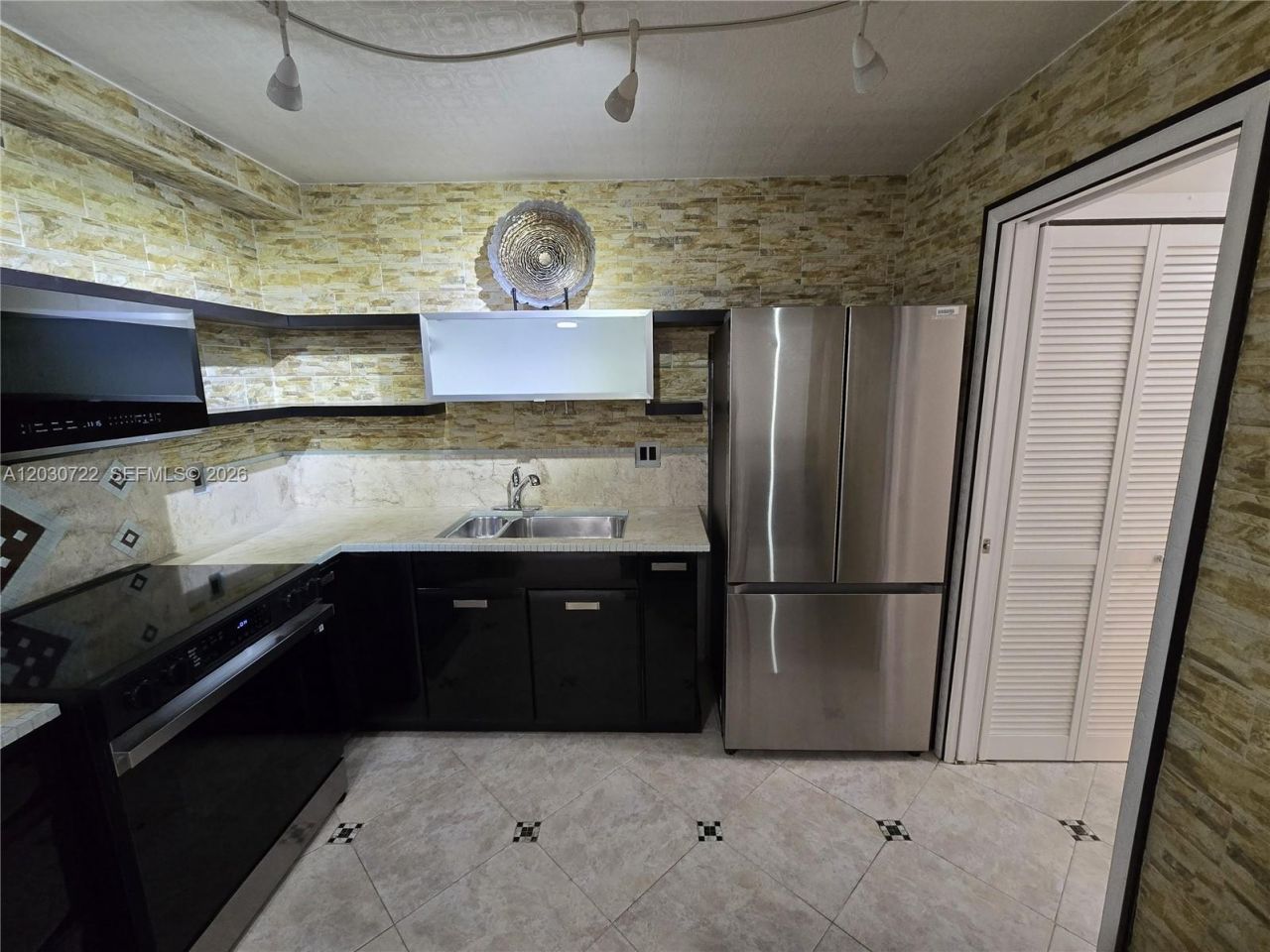 900 NE 195th St , Unit 215, Miami, FL 33179 Photo