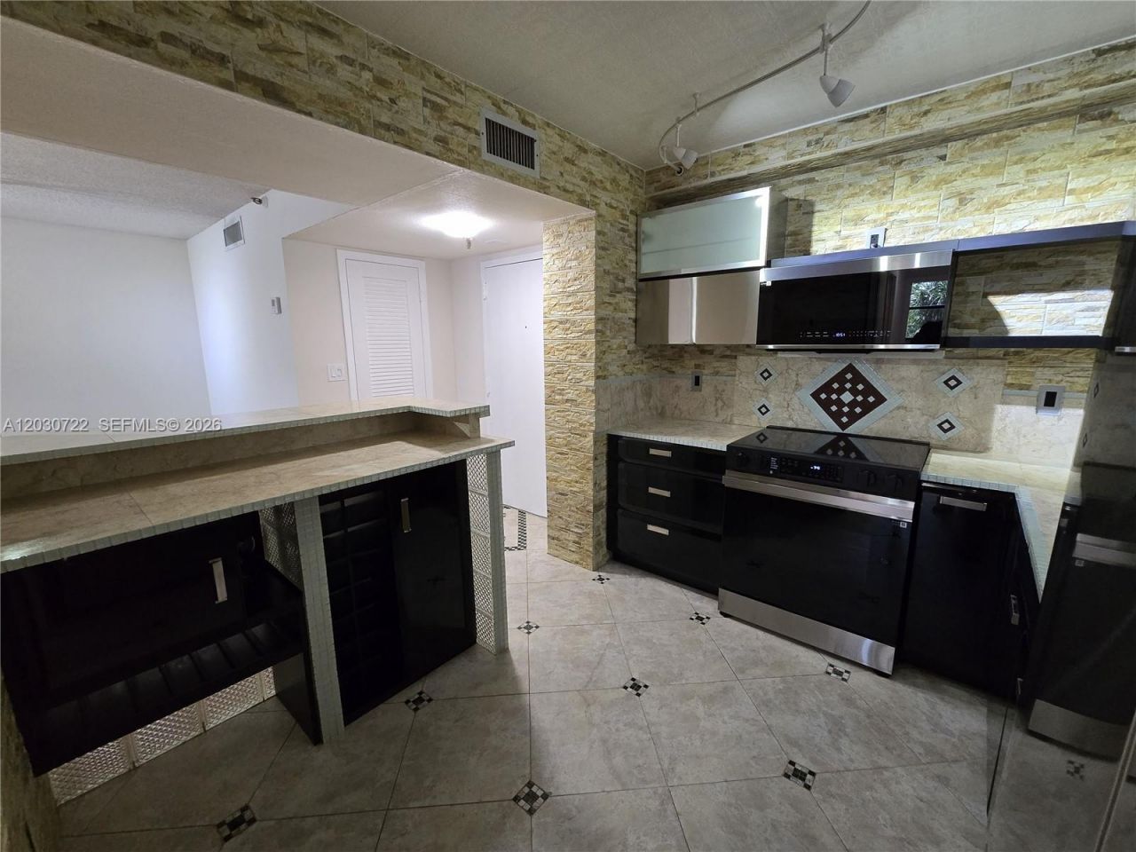 900 NE 195th St , Unit 215, Miami, FL 33179 Photo