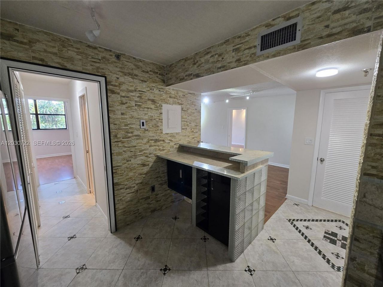 900 NE 195th St , Unit 215, Miami, FL 33179 Photo