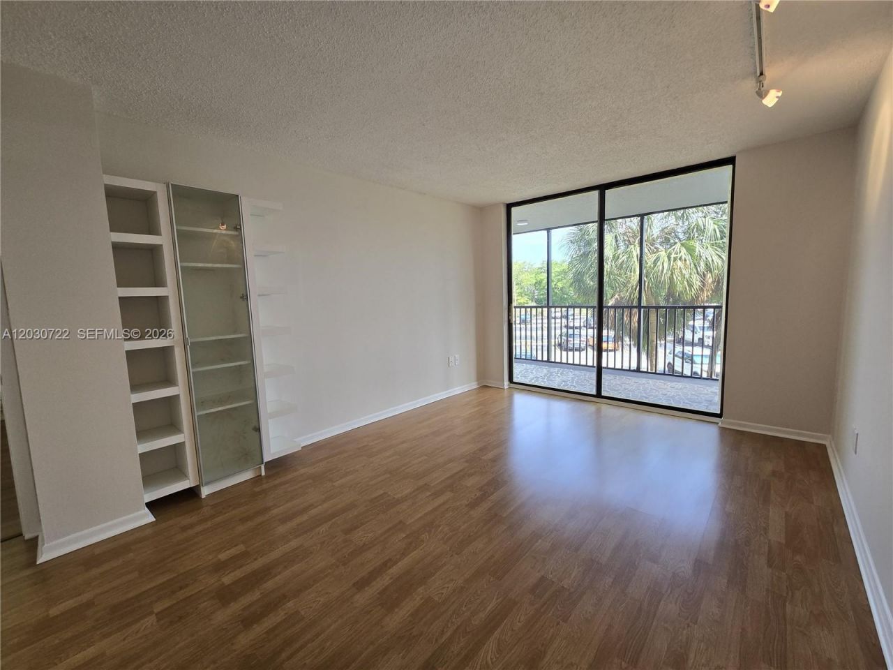900 NE 195th St , Unit 215, Miami, FL 33179 Photo