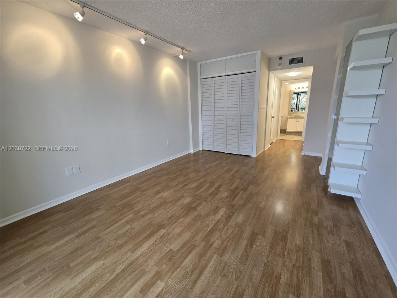 900 NE 195th St , Unit 215, Miami, FL 33179 Photo