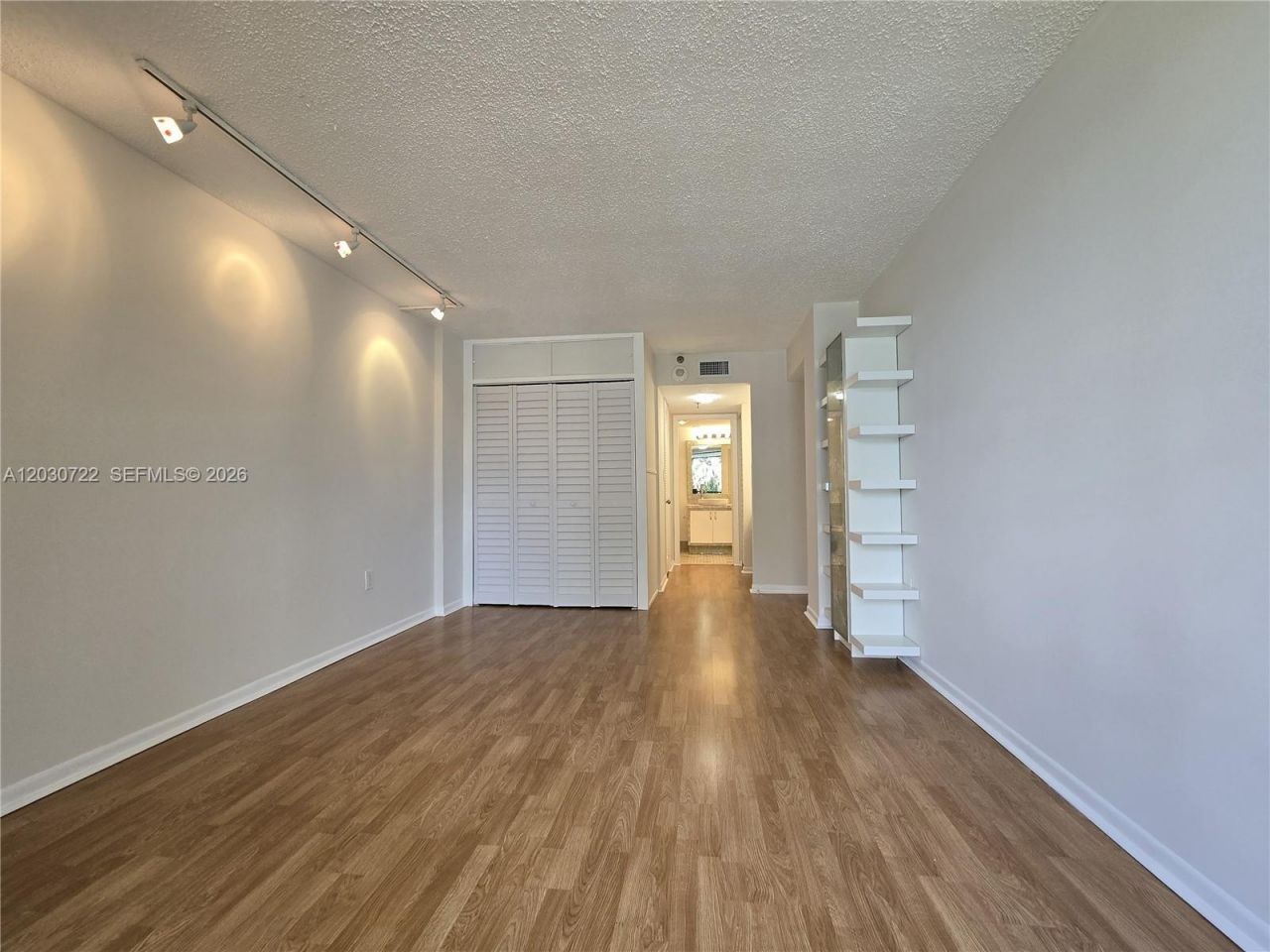 900 NE 195th St , Unit 215, Miami, FL 33179 Photo