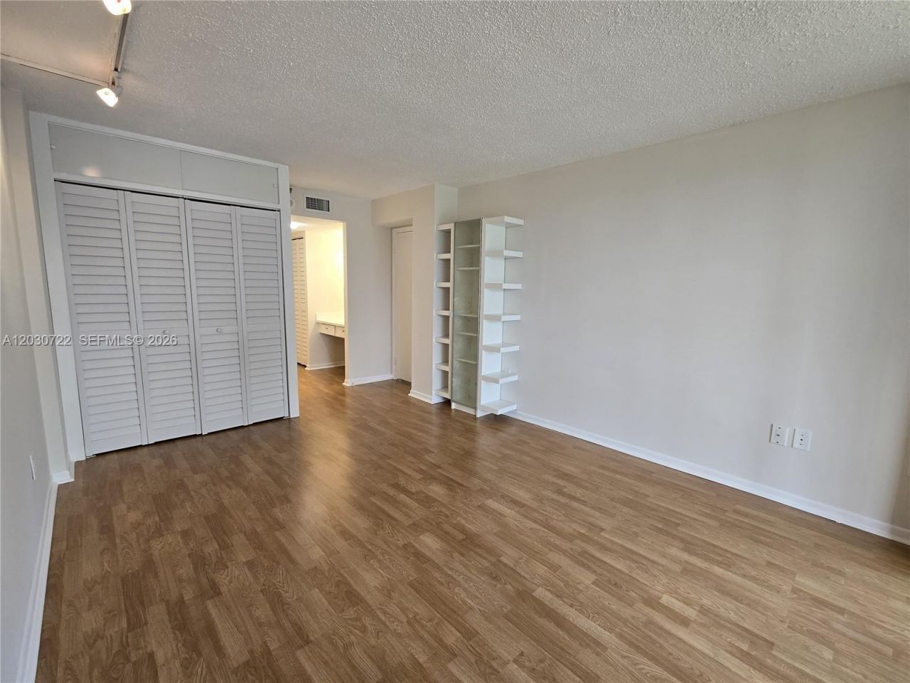 900 NE 195th St , Unit 215, Miami, FL 33179 Photo