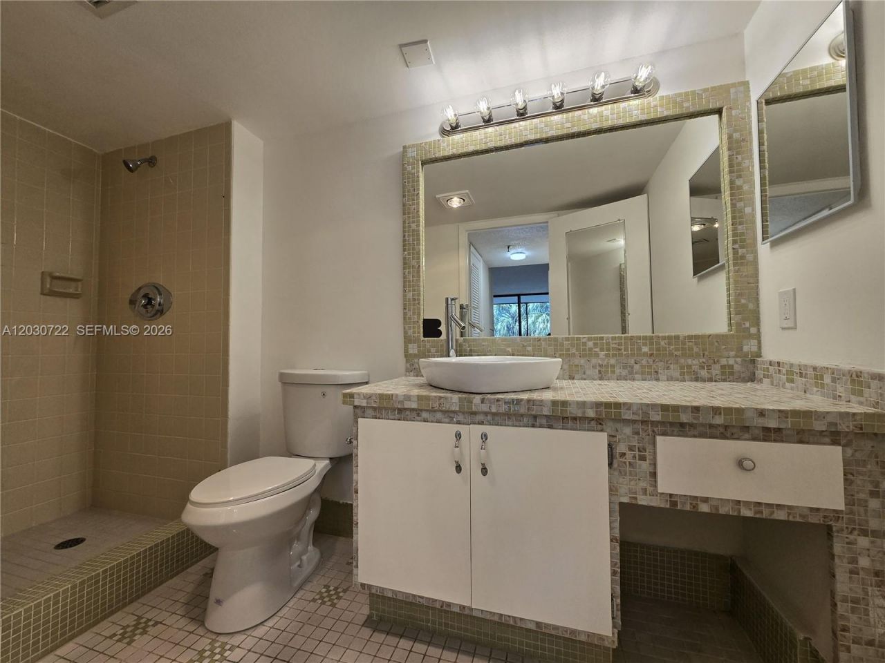 900 NE 195th St , Unit 215, Miami, FL 33179 Photo