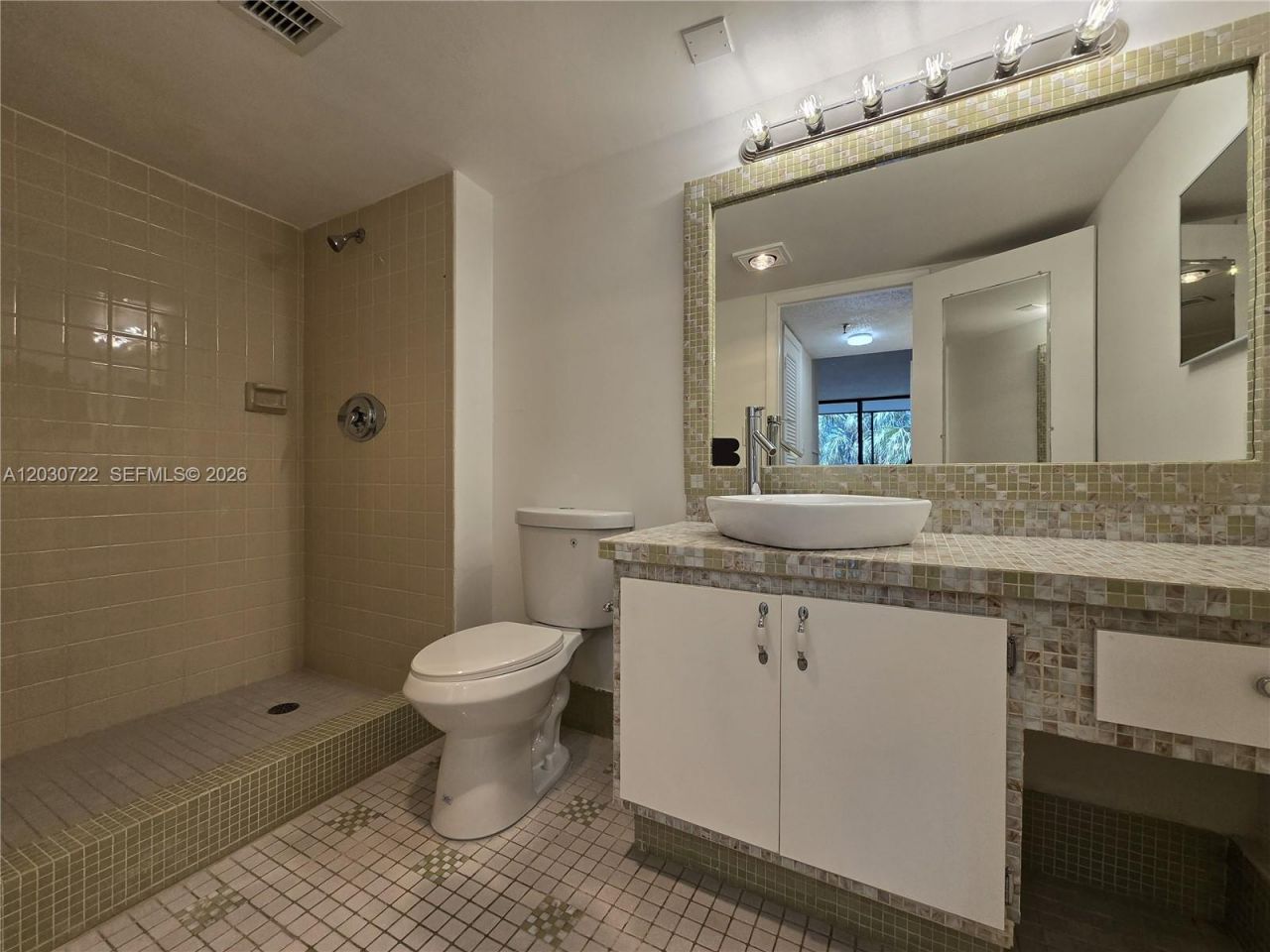 900 NE 195th St , Unit 215, Miami, FL 33179 Photo