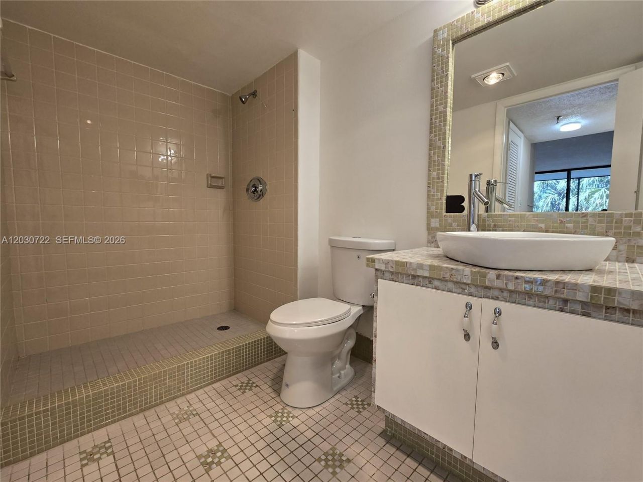 900 NE 195th St , Unit 215, Miami, FL 33179 Photo