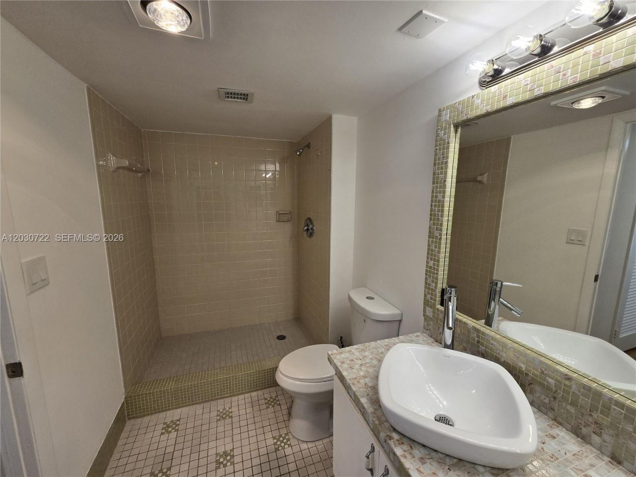 900 NE 195th St , Unit 215, Miami, FL 33179 Photo