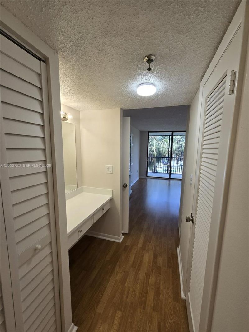 900 NE 195th St , Unit 215, Miami, FL 33179 Photo
