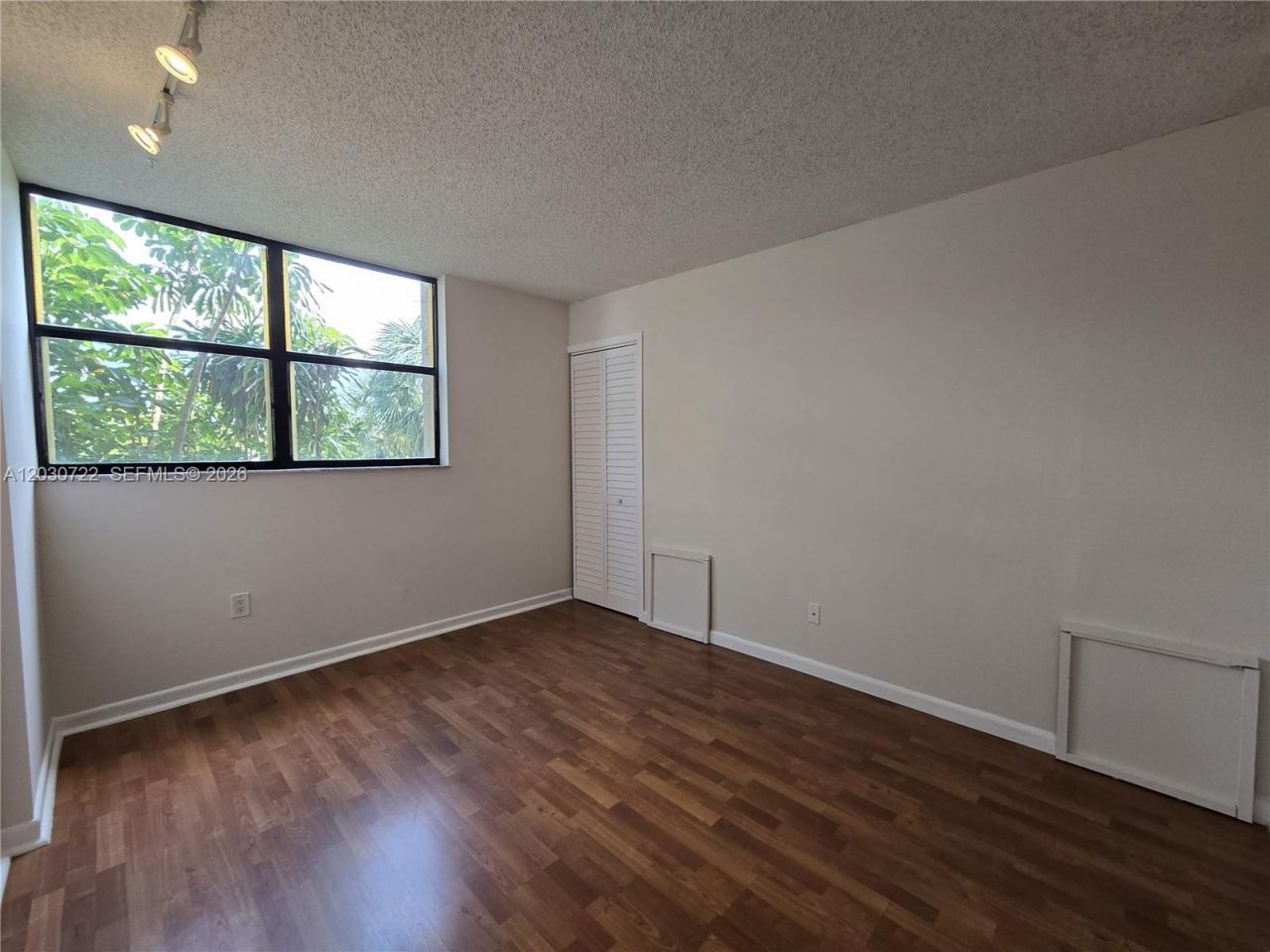 900 NE 195th St , Unit 215, Miami, FL 33179 Photo
