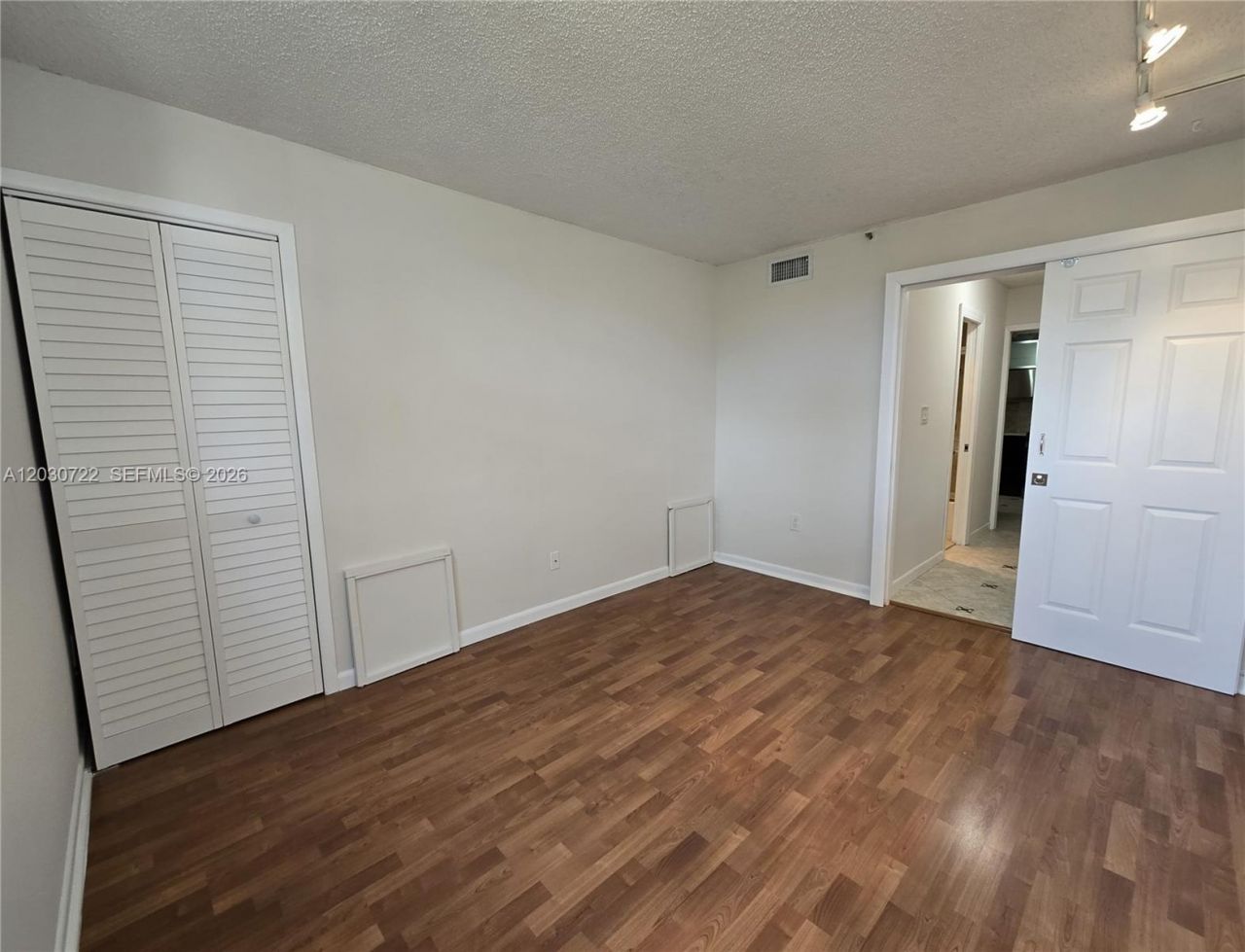 900 NE 195th St , Unit 215, Miami, FL 33179 Photo
