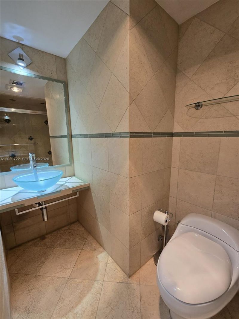 900 NE 195th St , Unit 215, Miami, FL 33179 Photo