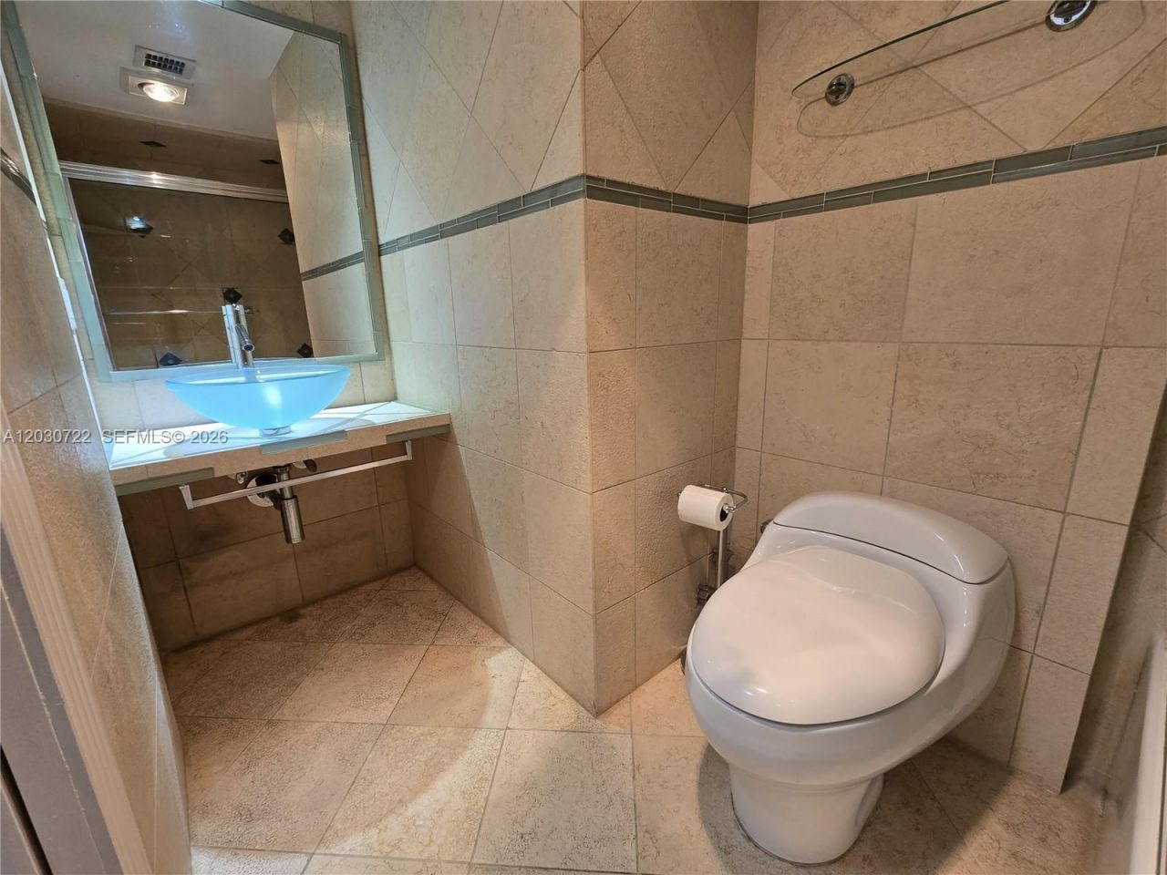 900 NE 195th St , Unit 215, Miami, FL 33179 Photo