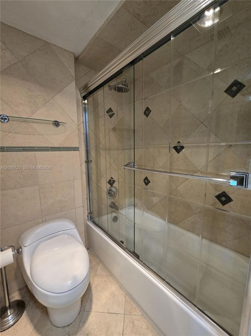 900 NE 195th St , Unit 215, Miami, FL 33179 Photo