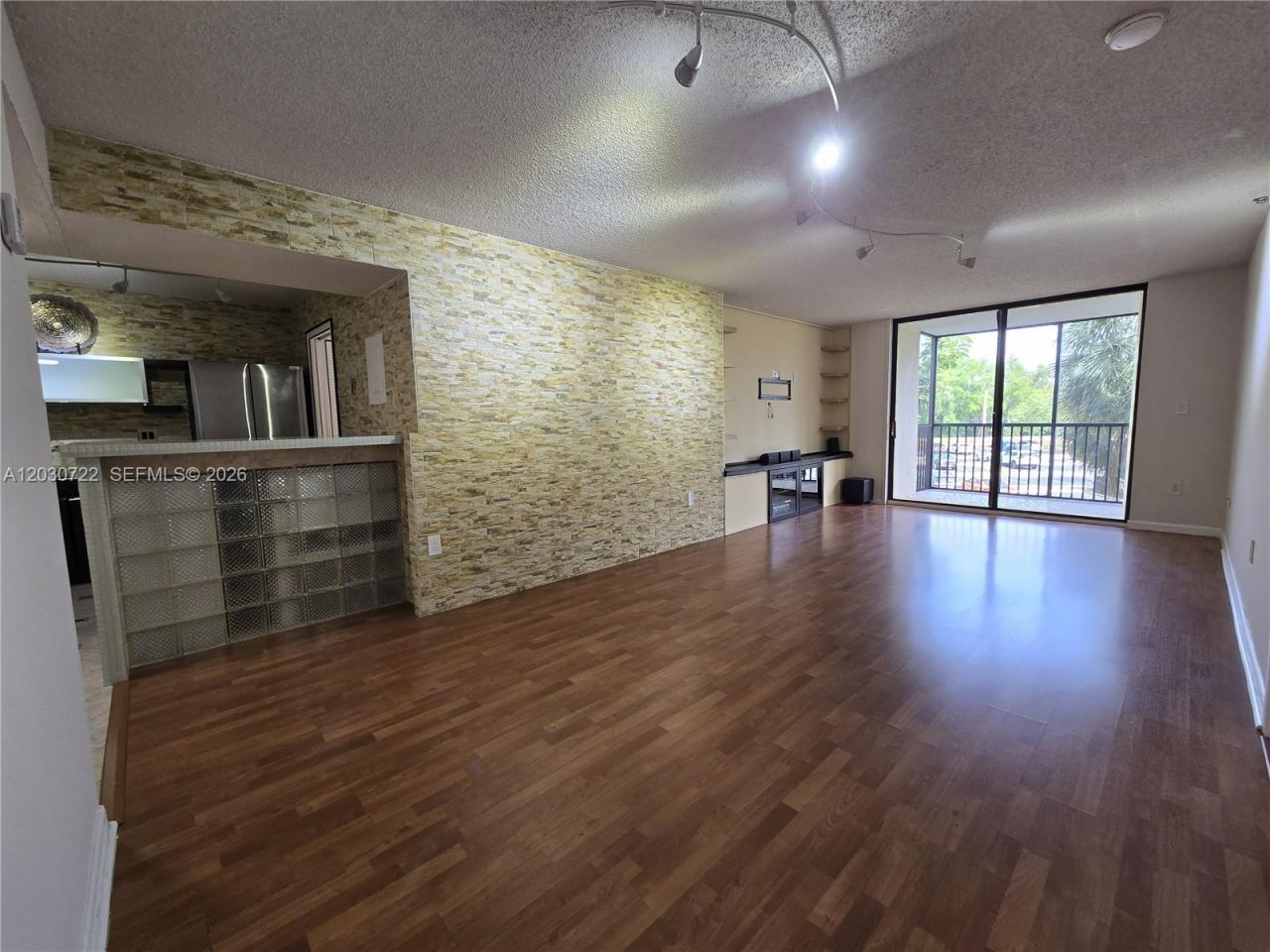 900 NE 195th St , Unit 215, Miami, FL 33179 Photo