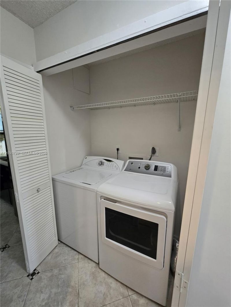 900 NE 195th St , Unit 215, Miami, FL 33179 Photo