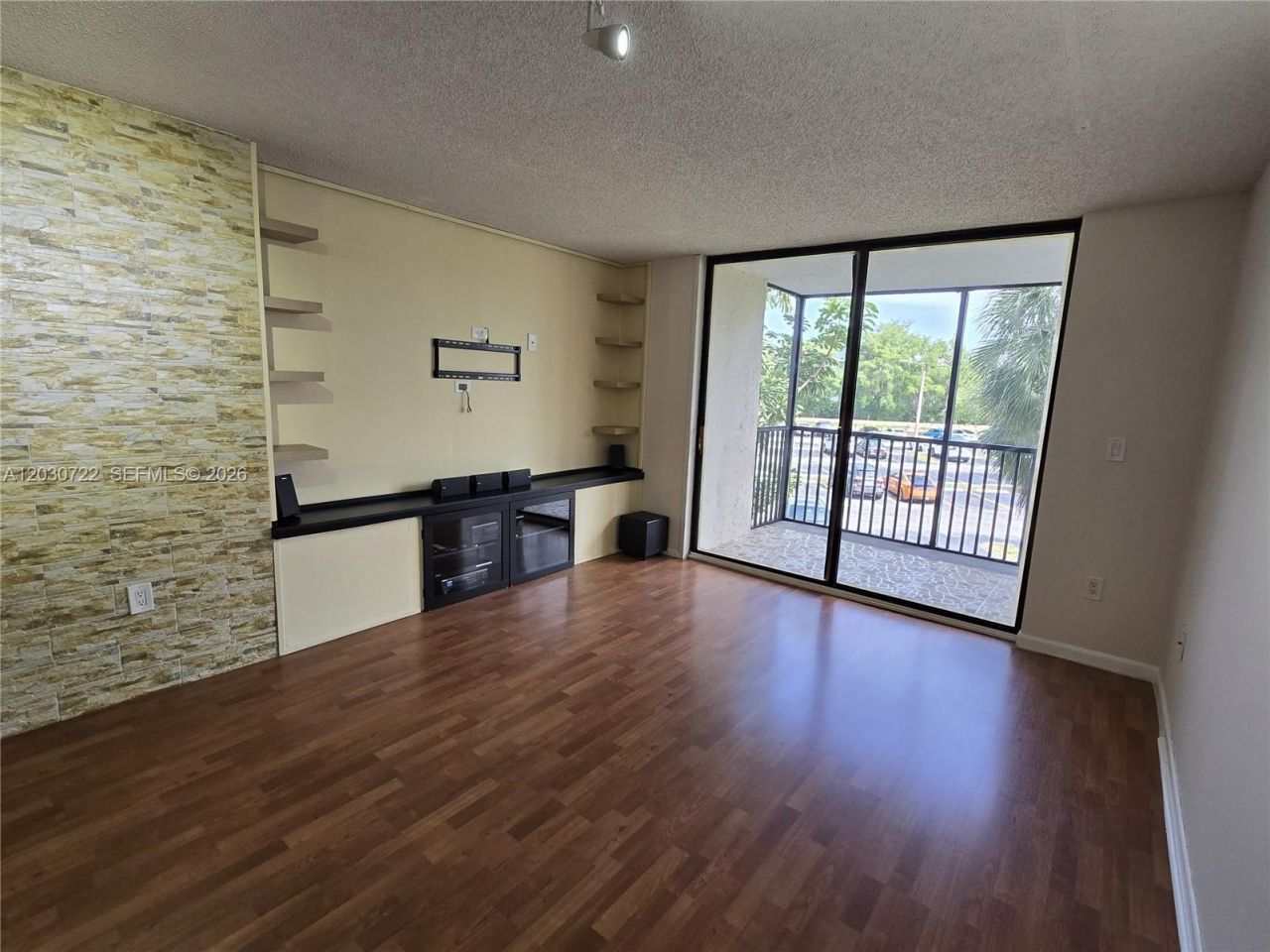 900 NE 195th St , Unit 215, Miami, FL 33179 Photo