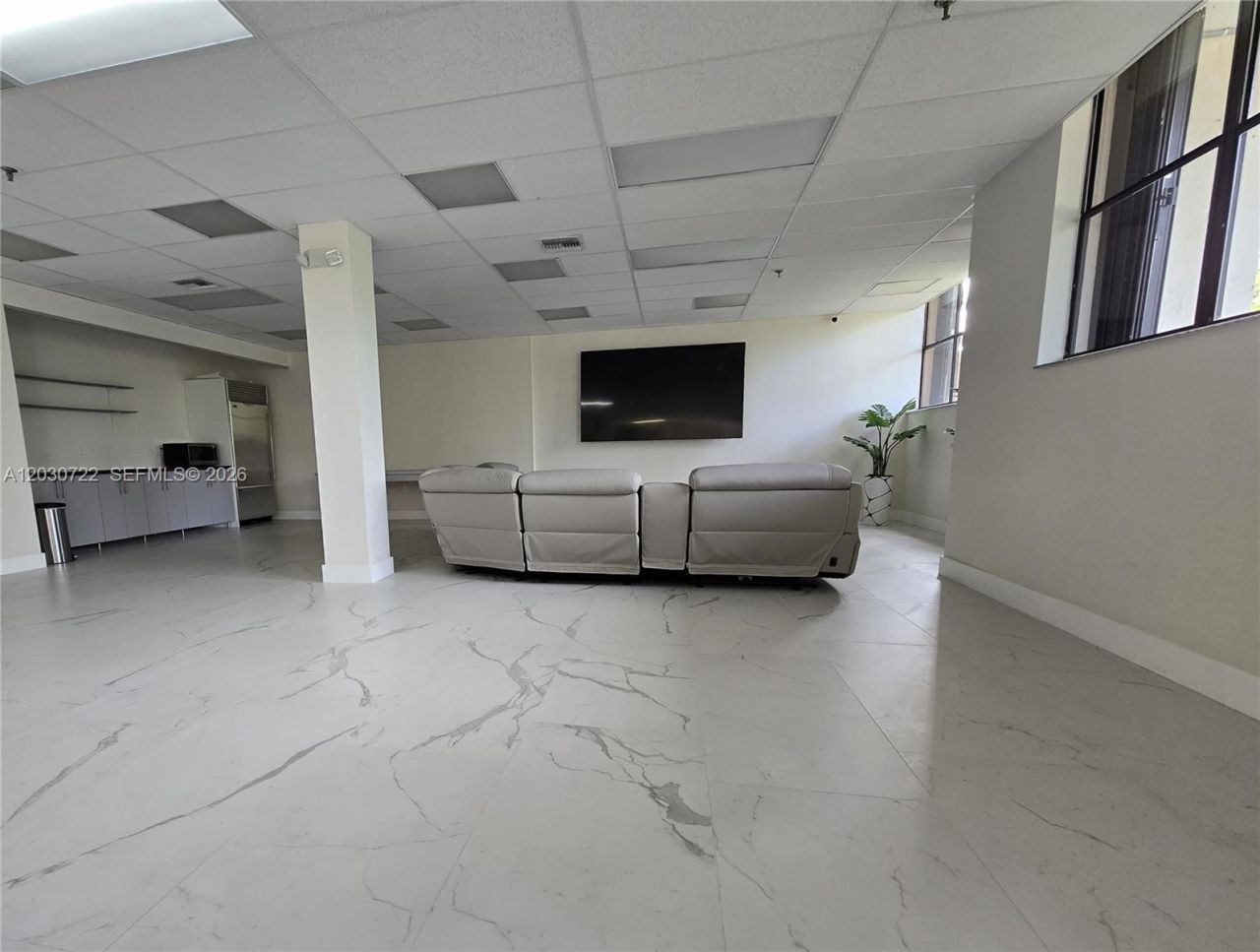 900 NE 195th St , Unit 215, Miami, FL 33179 Photo