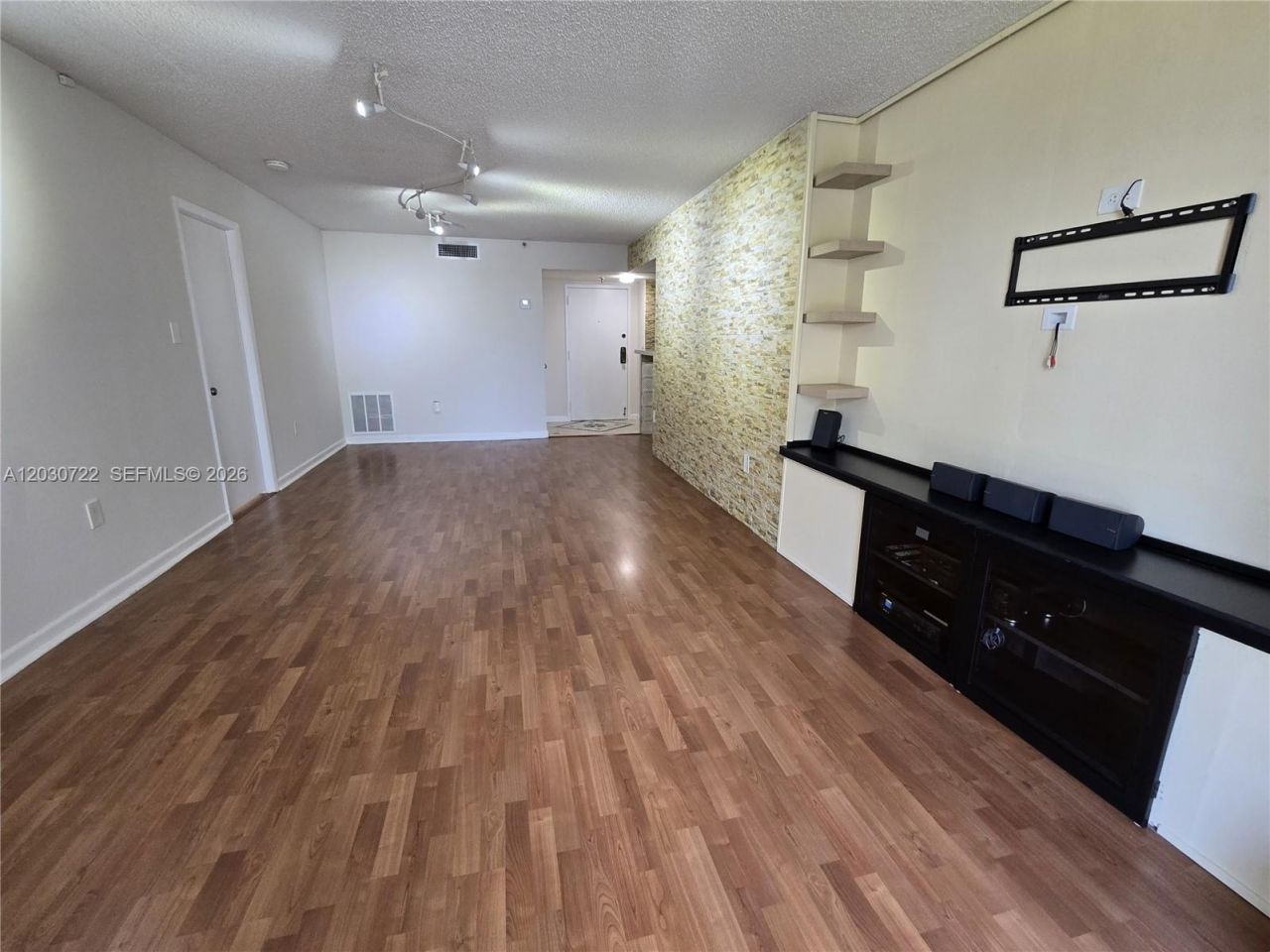 900 NE 195th St , Unit 215, Miami, FL 33179 Photo