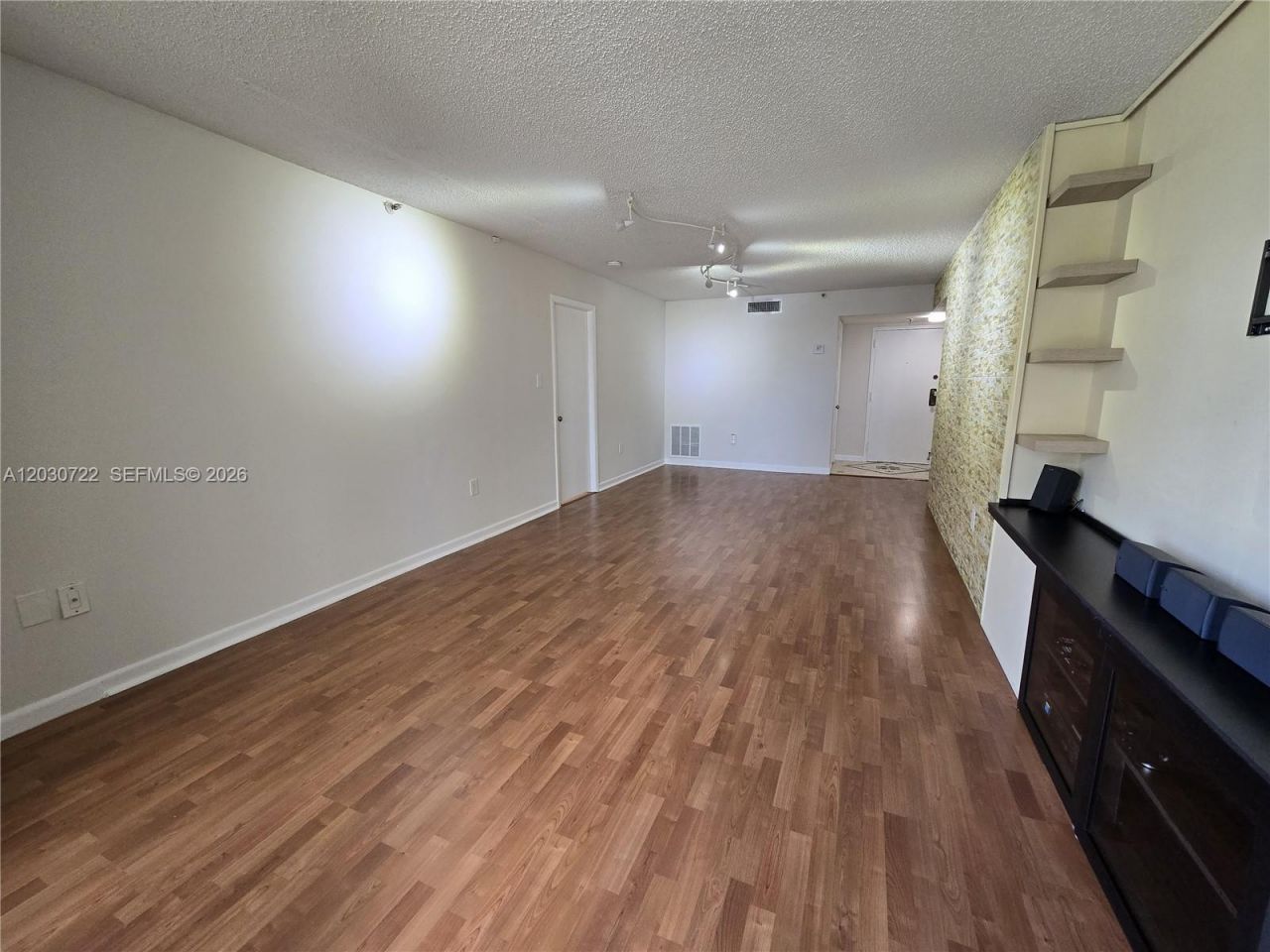 900 NE 195th St , Unit 215, Miami, FL 33179 Photo