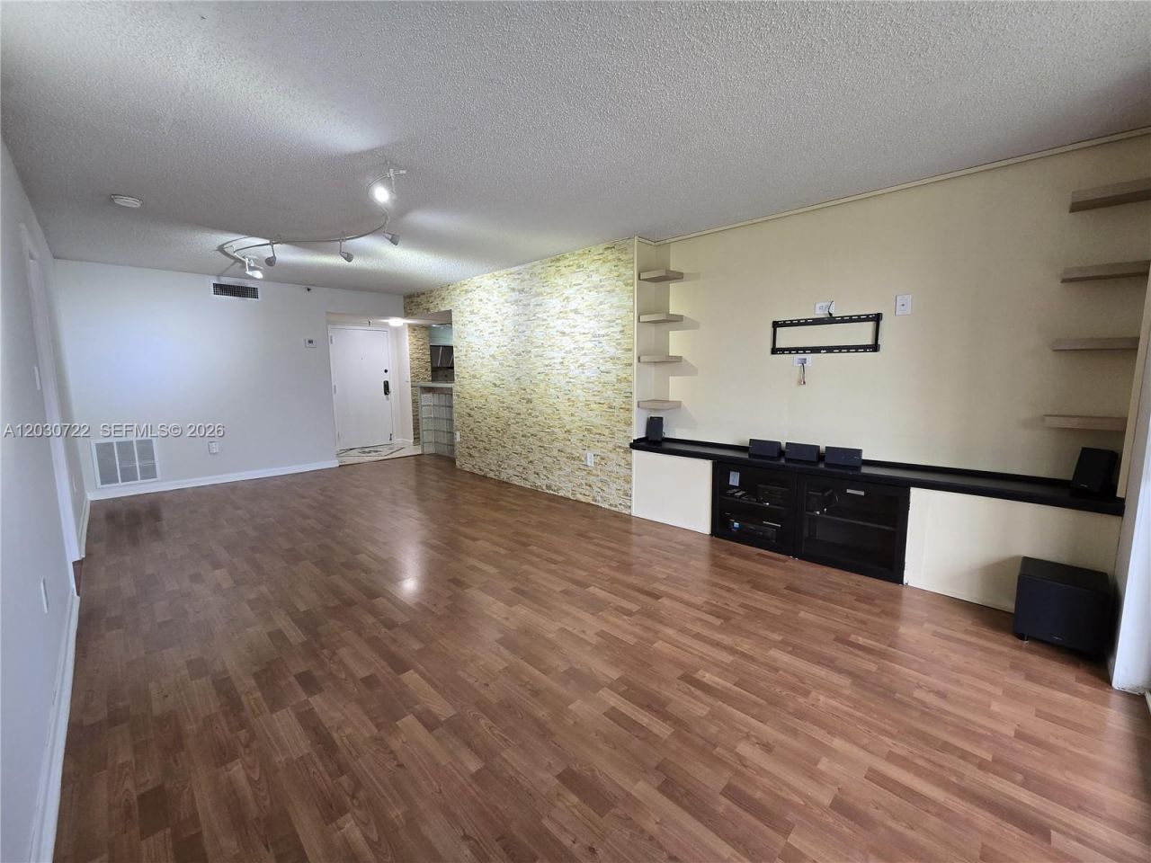 900 NE 195th St , Unit 215, Miami, FL 33179 Photo