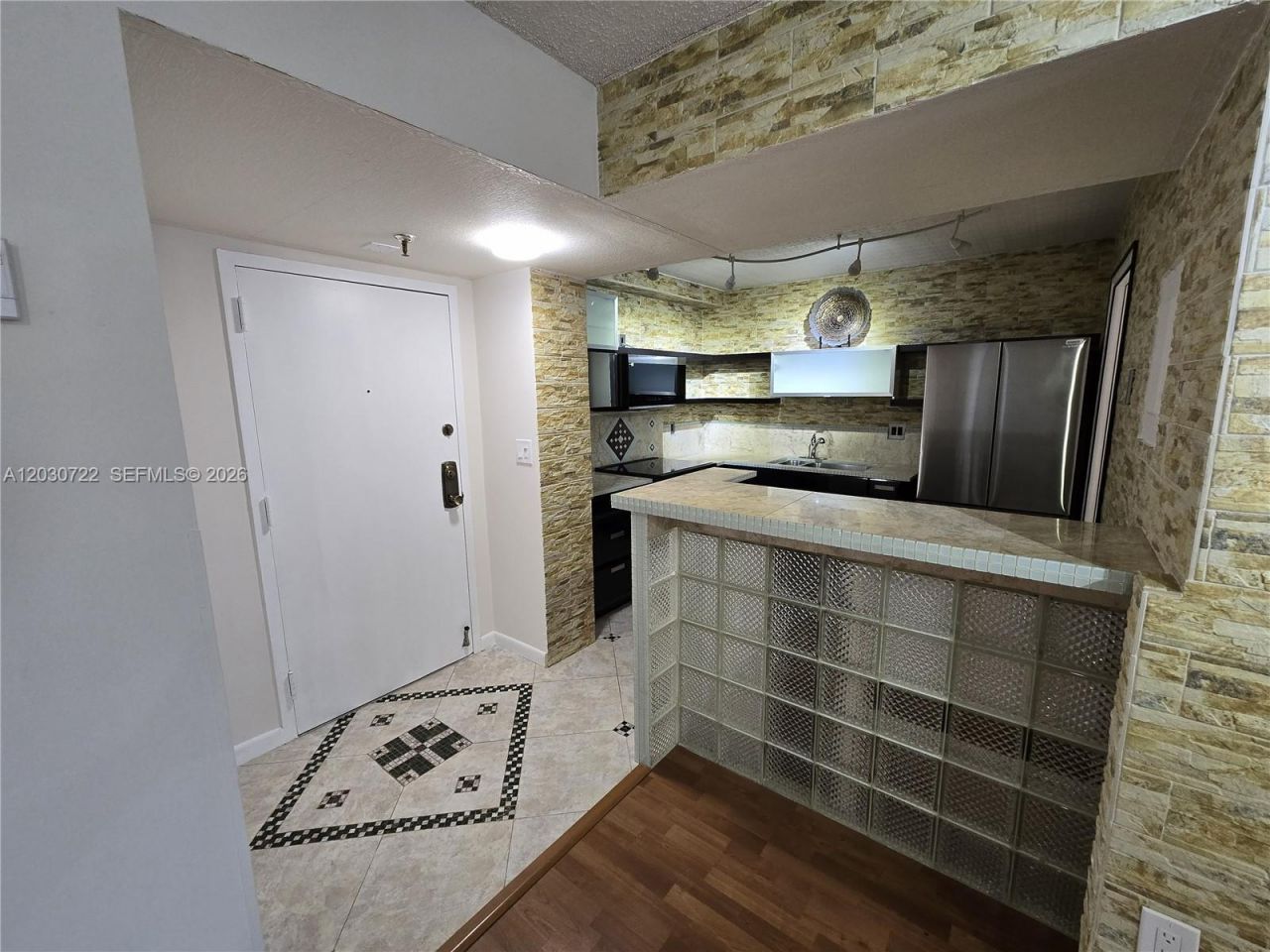 900 NE 195th St , Unit 215, Miami, FL 33179 Photo