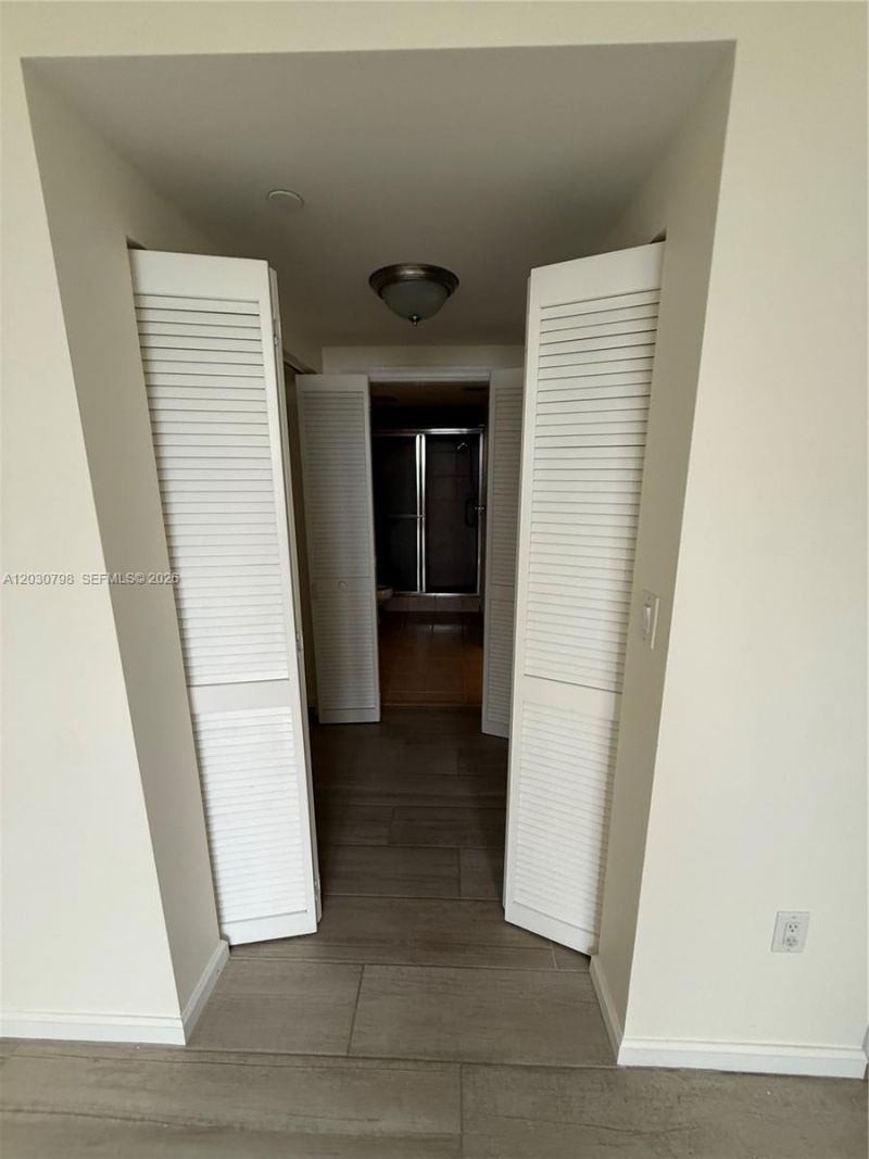 19501 W Country Club Dr , Unit 809, Aventura, FL 33180 Photo