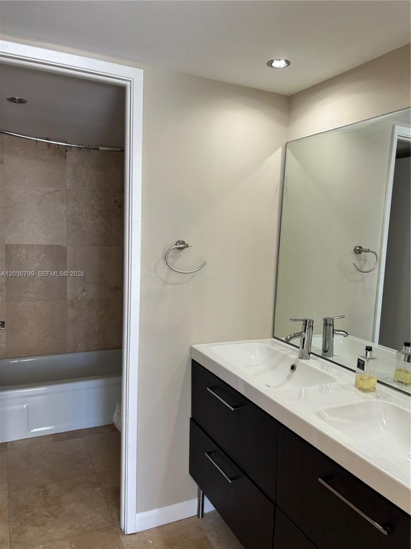 600 NE 36th St, Unit 417, Miami, FL 33137 Photo