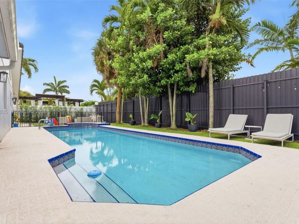 19040 S Saint Andrews Dr , Hialeah, FL 33015