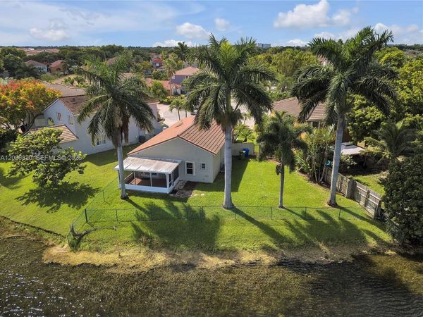 10627 NW 7th St , Pembroke Pines, FL 33026