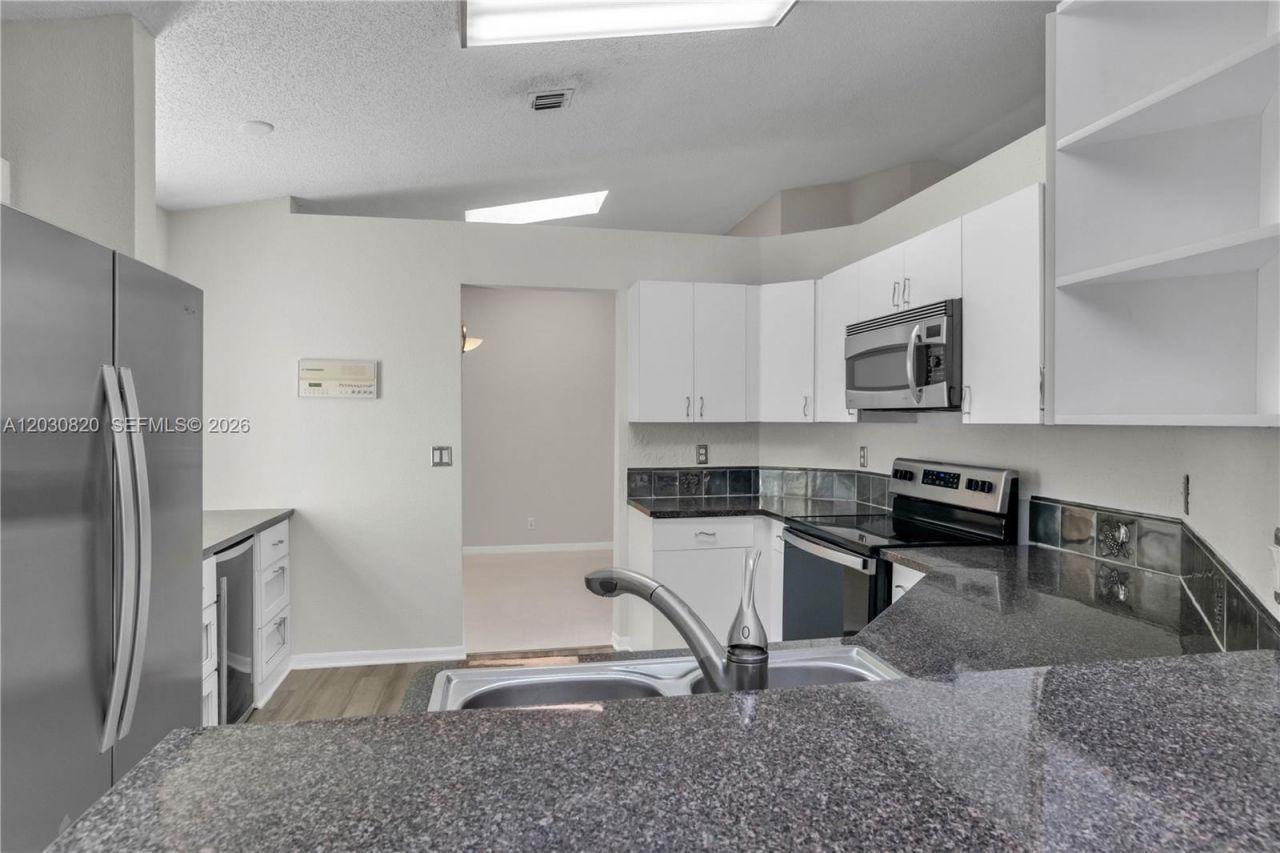 10627 NW 7th St , Pembroke Pines, FL 33026 Photo