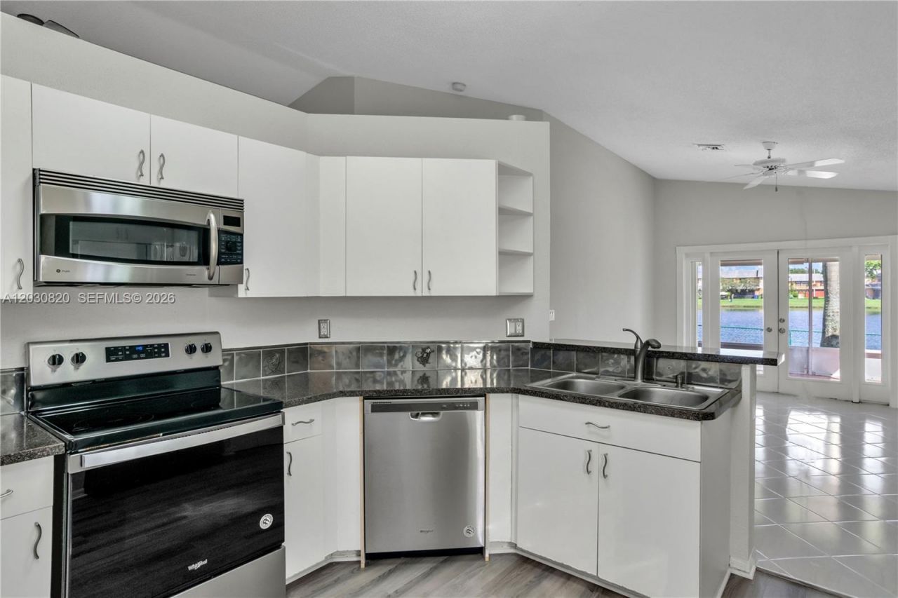 10627 NW 7th St , Pembroke Pines, FL 33026 Photo