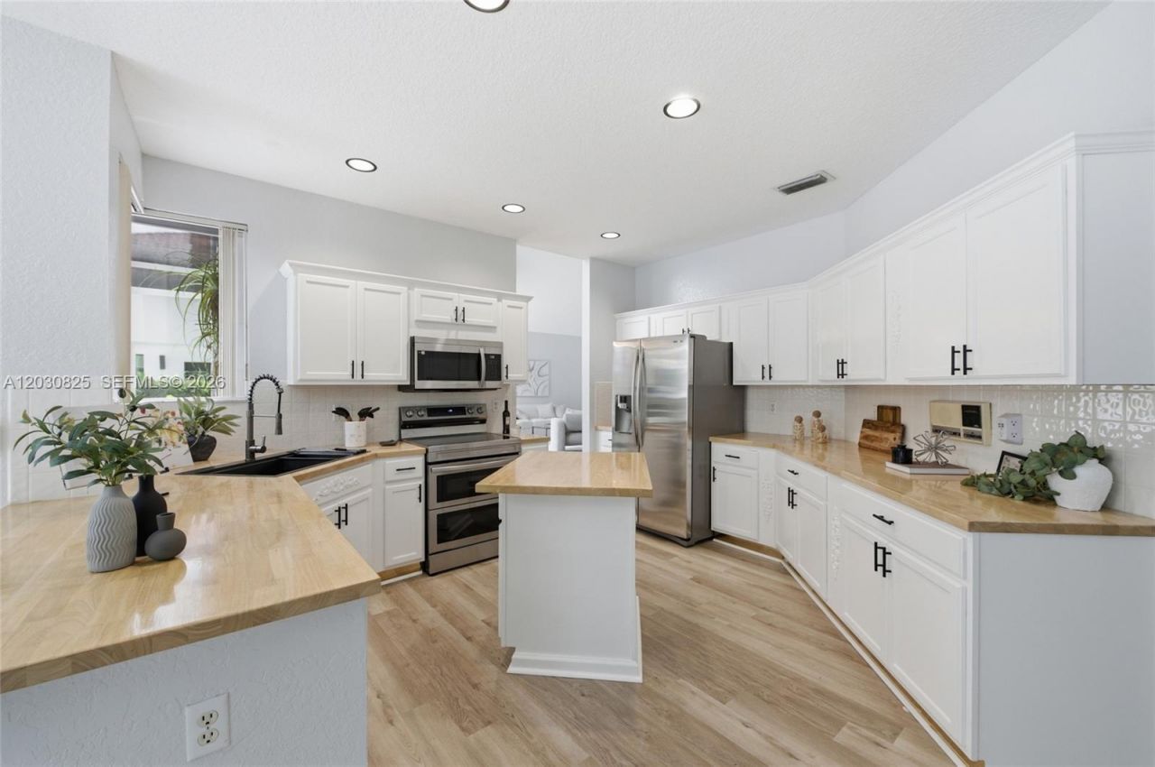 18000 NW 16th St , Pembroke Pines, FL 33029 Photo