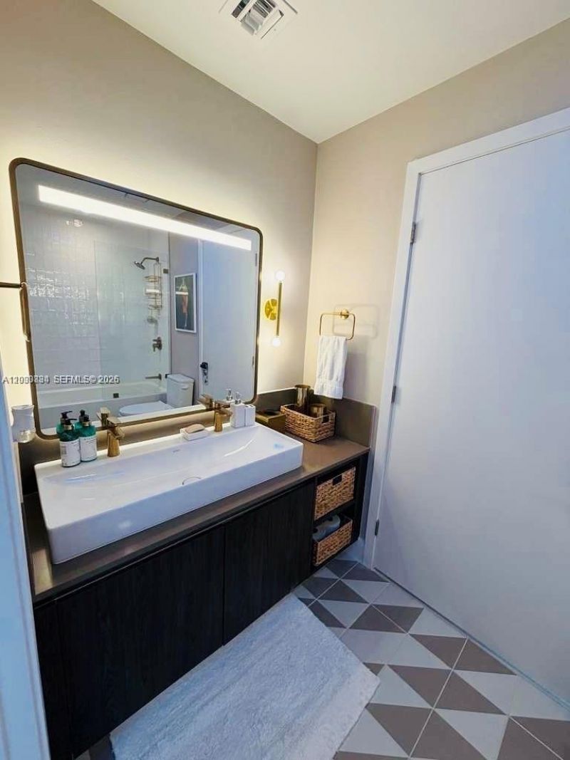 159 NE 6th St , Unit PH5014, Miami, FL 33132 Photo