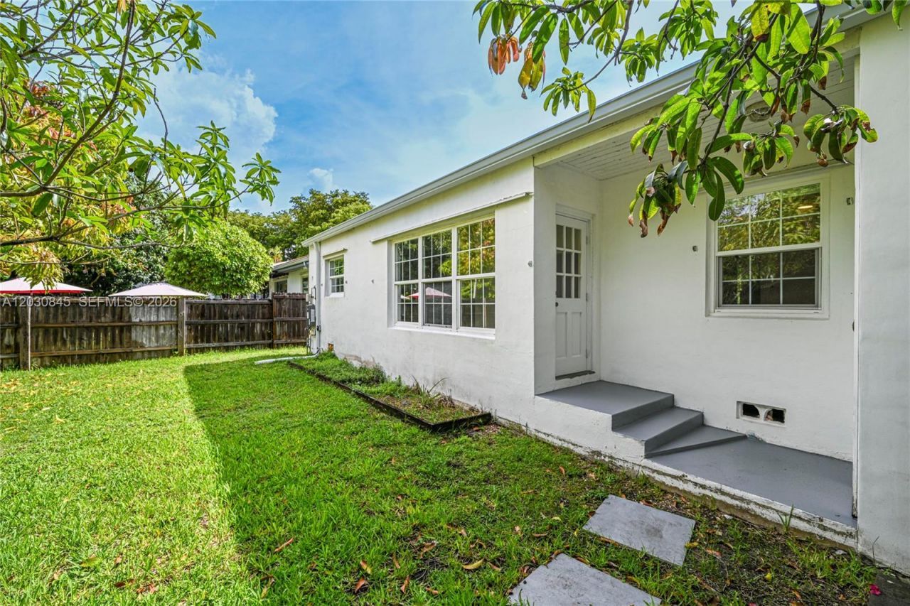 8942 Carlyle Ave , Surfside, FL 33154 Photo