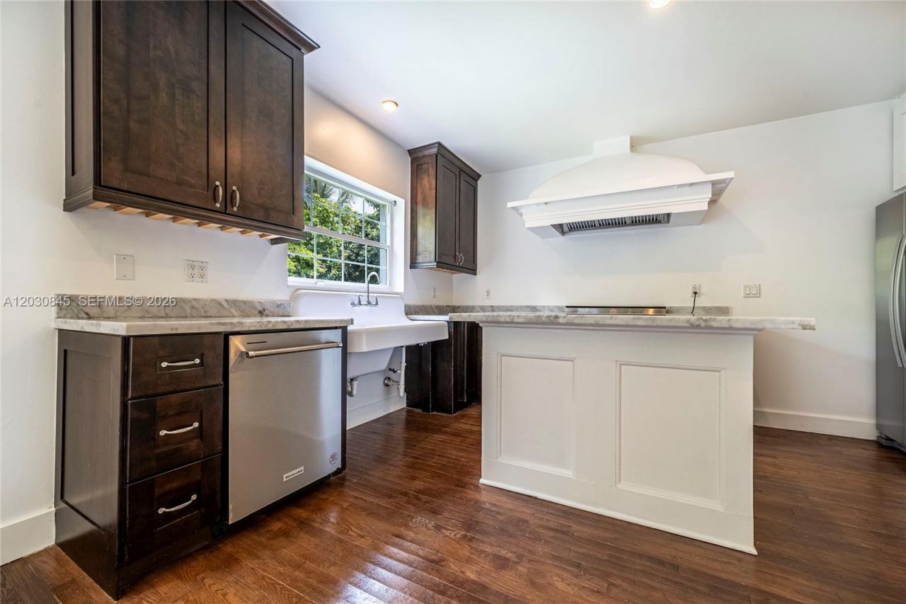 8942 Carlyle Ave , Surfside, FL 33154 Photo