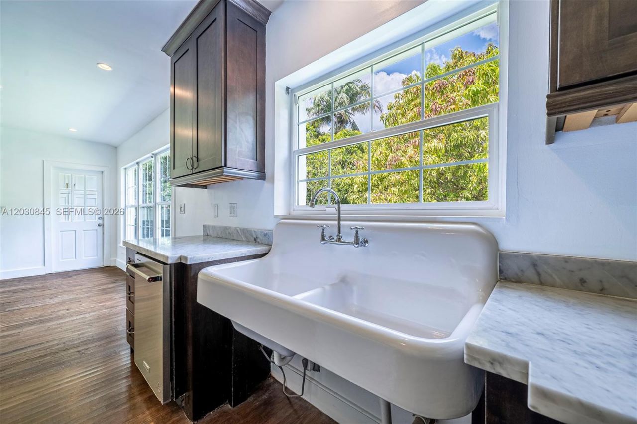 8942 Carlyle Ave , Surfside, FL 33154 Photo