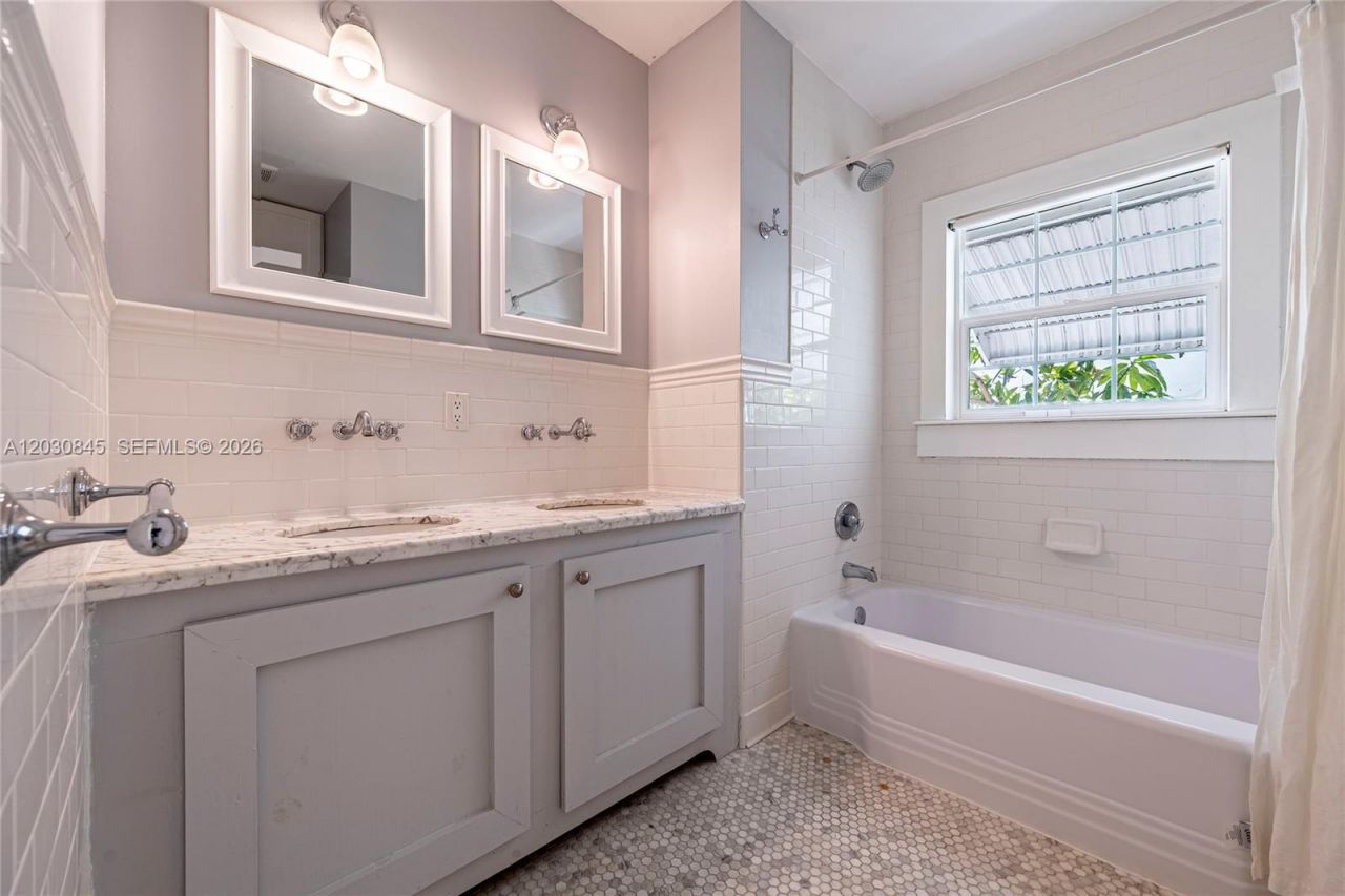 8942 Carlyle Ave , Surfside, FL 33154 Photo