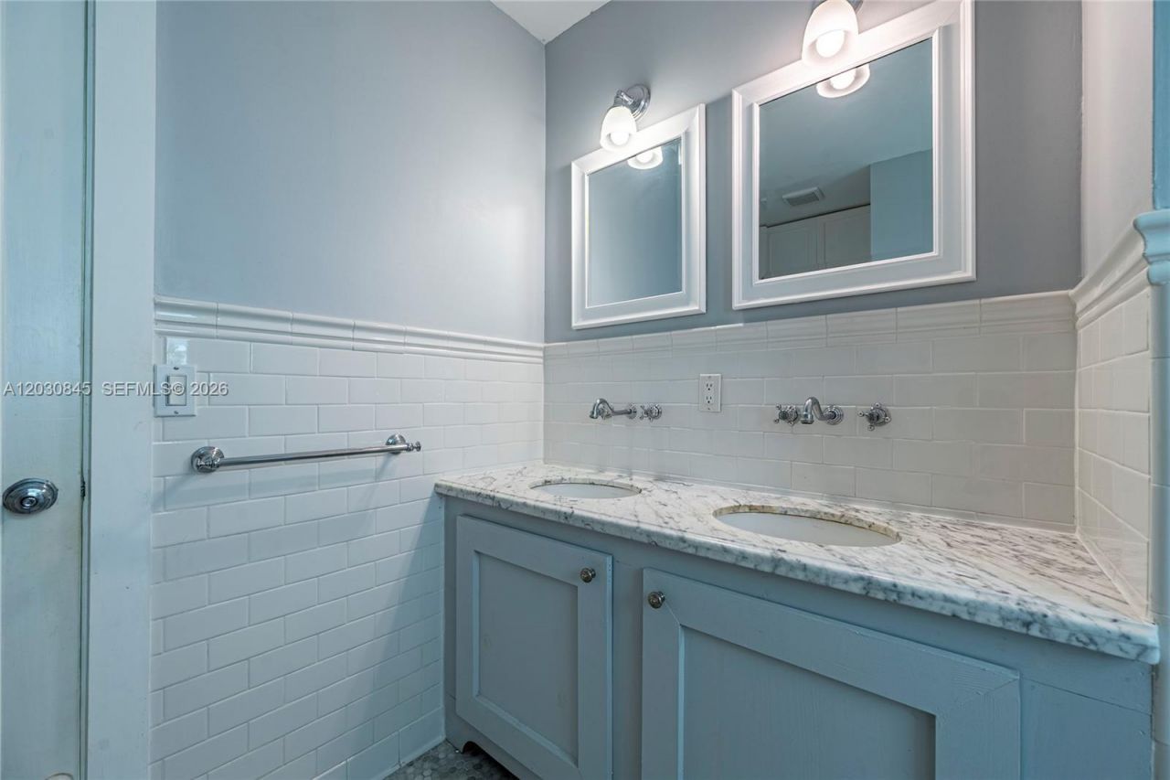 8942 Carlyle Ave , Surfside, FL 33154 Photo