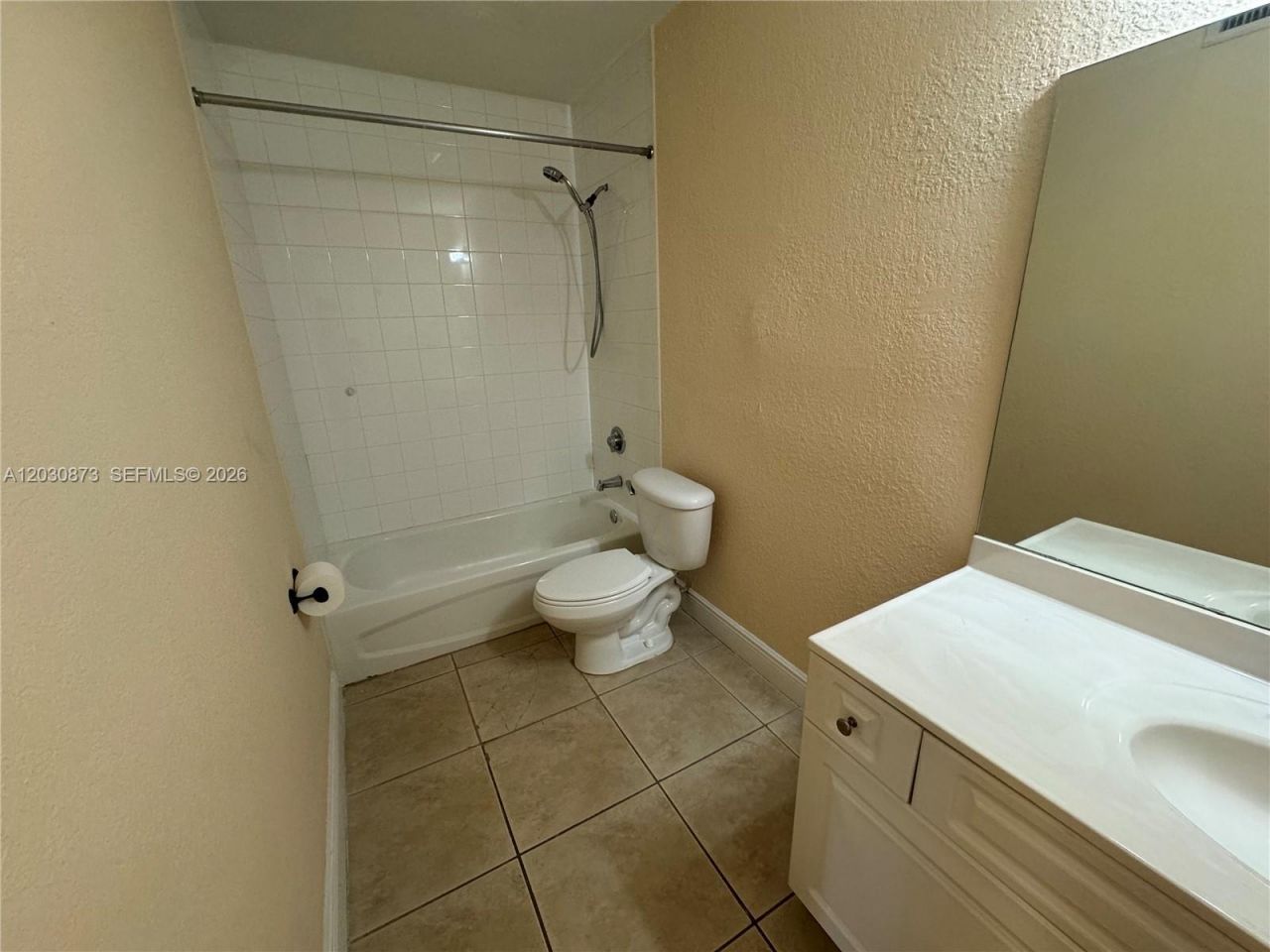 5201 Geneva Way , Unit 308, Doral, FL 33166 Photo