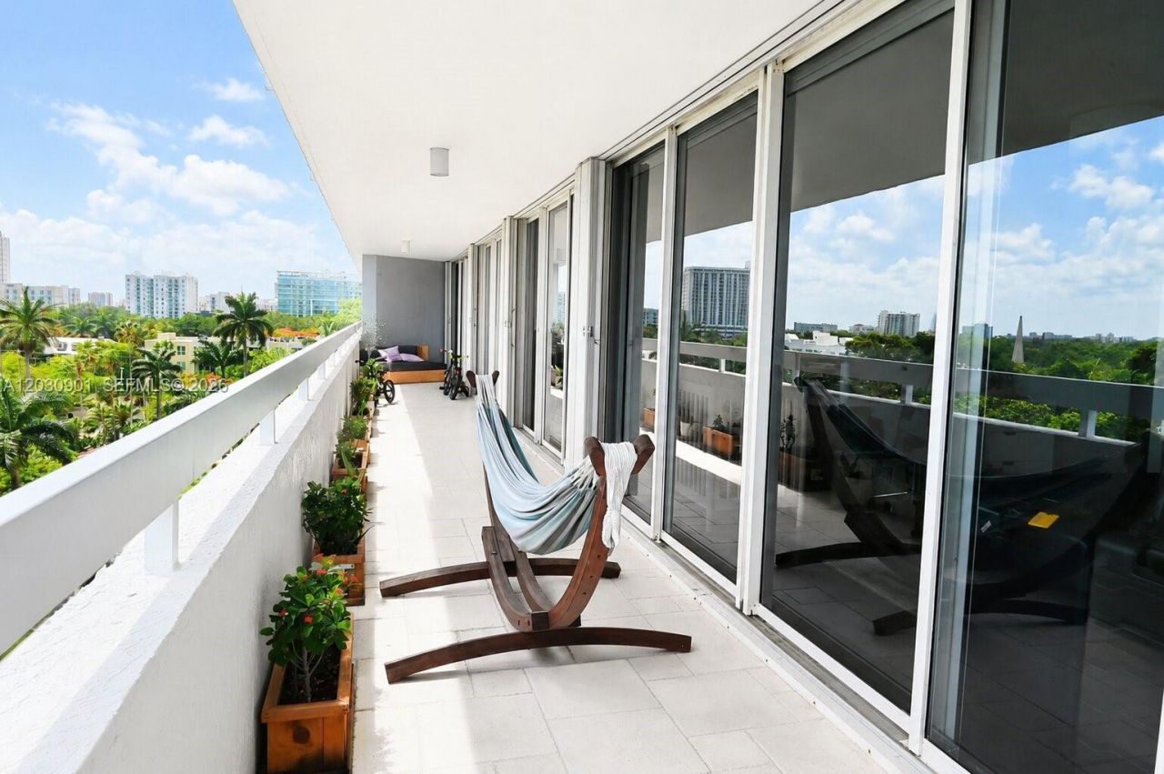 1627 Brickell Ave , Unit 1005, Miami, FL 33129 Photo