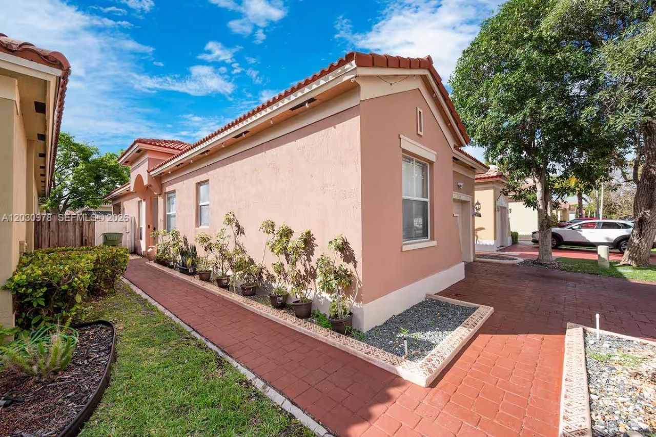 2327 NE 37th Ter , Homestead, FL 33033 Photo