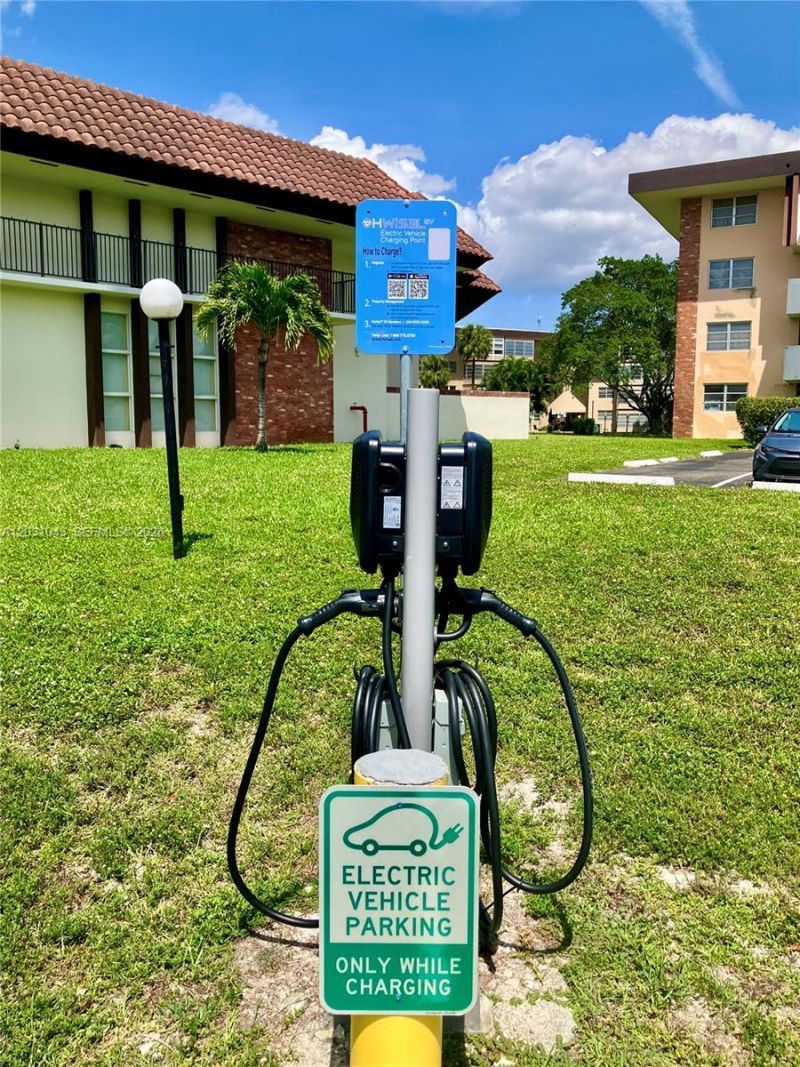 2801 NW 47th Ter, Unit 403B, Lauderdale Lakes, FL 33313 Photo