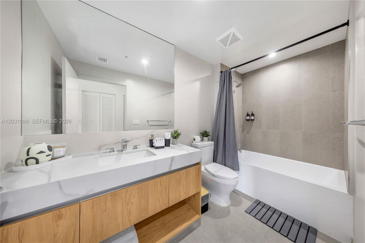 11 NE 6th St , Unit 301, Miami, FL 33132 Photo