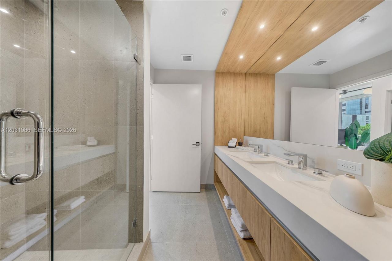 11 NE 6th St , Unit 301, Miami, FL 33132 Photo